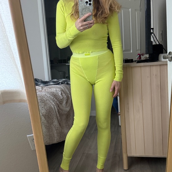 SKIMS Lime Button-Up top and leggings - Picture 7 of 7